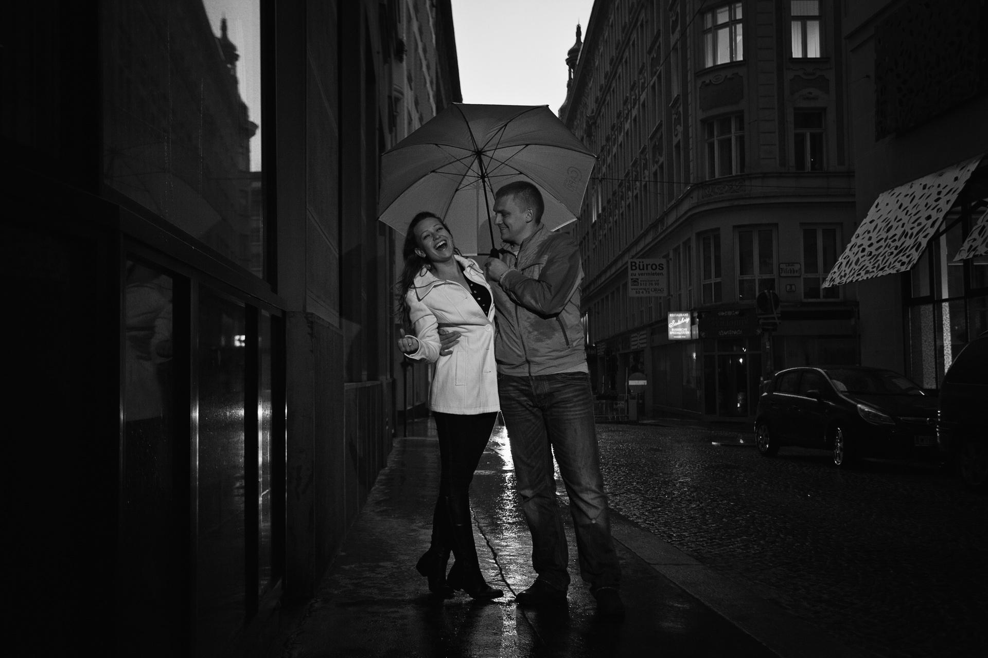 Lovestory Shooting im Regen in Wien mit Fotografin – 13