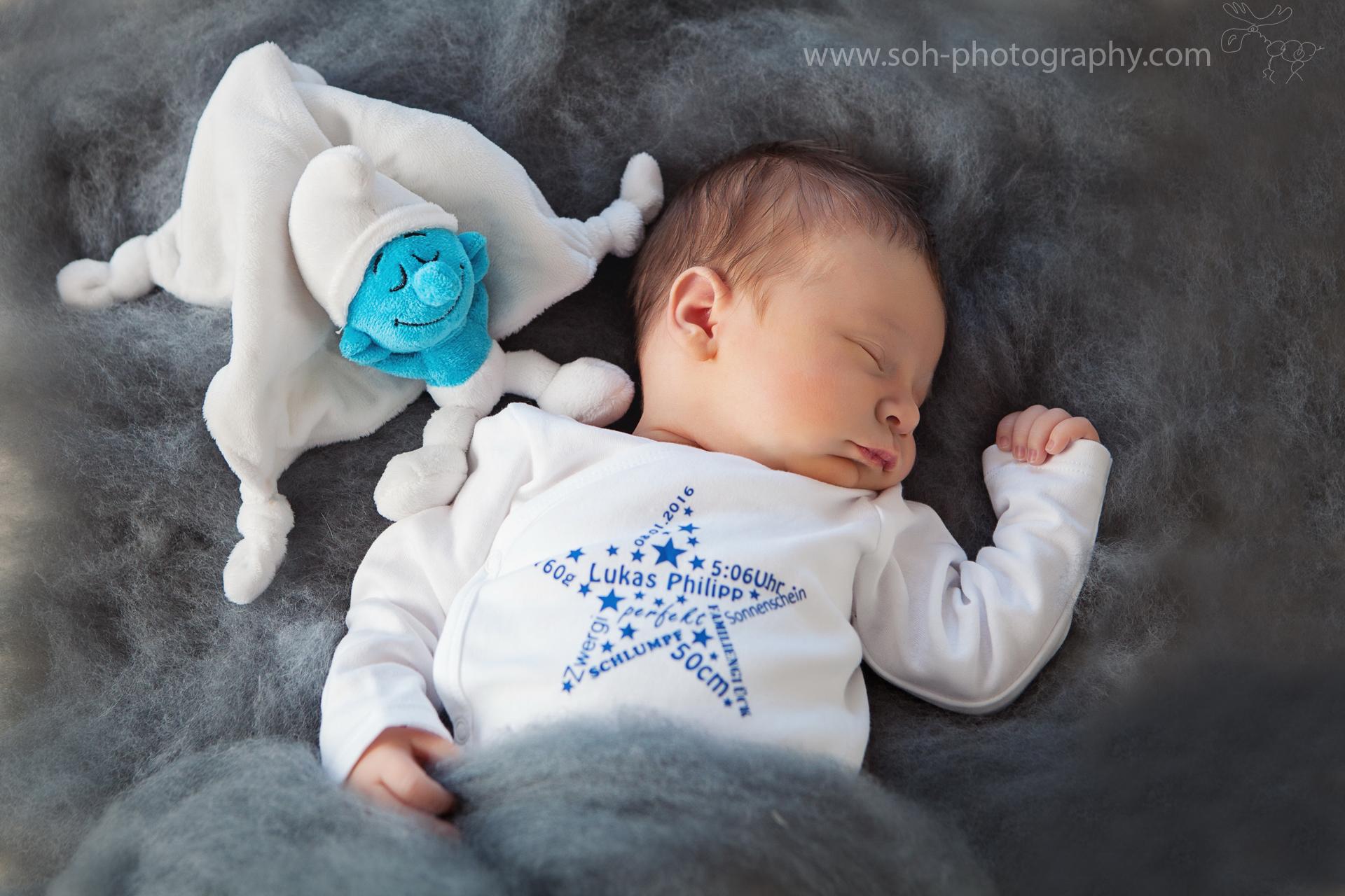 Neugeborenen Fotoshooting – Lukas